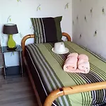 3 Privees Dans Un Jardin D'hiver, Garage Voiture, Velos, Motos *