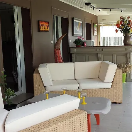 Rum i privatbostad 3 Privees Dans Un Jardin D'hiver, Garage Voiture, Velos, Motos