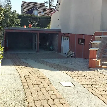 Rum i privatbostad 3 Privees Dans Un Jardin D'hiver, Garage Voiture, Velos, Motos *