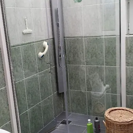 Rum i privatbostad 3 Privees Dans Un Jardin D'hiver, Garage Voiture, Velos, Motos