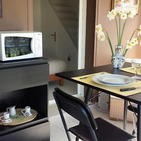 3 Privees Dans Un Jardin D'hiver, Garage Voiture, Velos, Motos Rum i privatbostad *