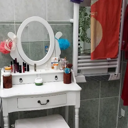 3 Privees Dans Un Jardin D'hiver, Garage Voiture, Velos, Motos Rum i privatbostad