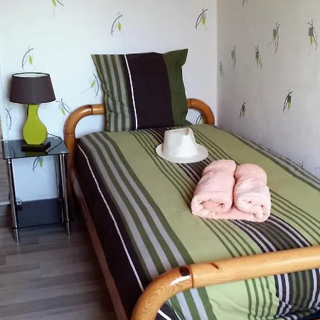 3 Privees Dans Un Jardin D'hiver, Garage Voiture, Velos, Motos *