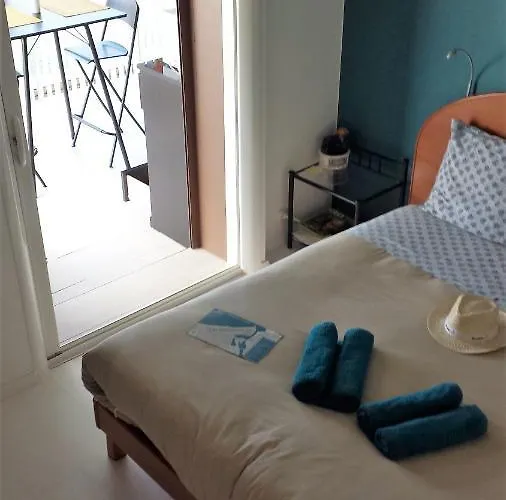 3 Privees Dans Un Jardin D'hiver, Garage Voiture, Velos, Motos