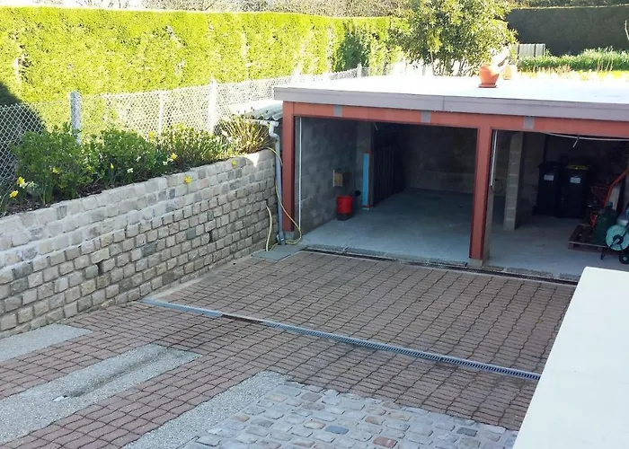 3 Privees Dans Un Jardin D'hiver, Garage Voiture, Velos, Motos