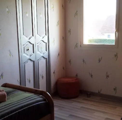 3 Privees Dans Un Jardin D'hiver, Garage Voiture, Velos, Motos *